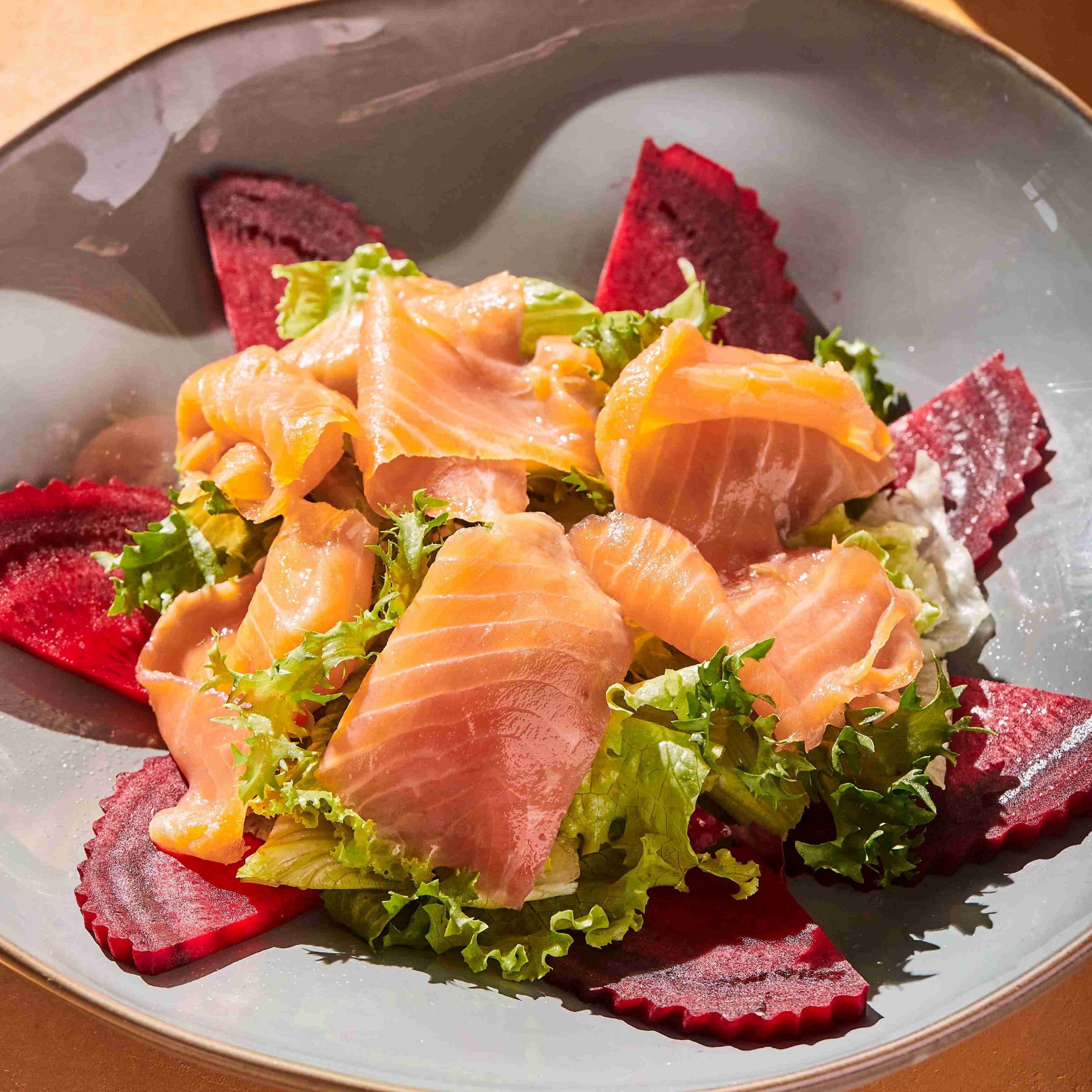 Salad cá hồi xông khói sốt chanh leo - D